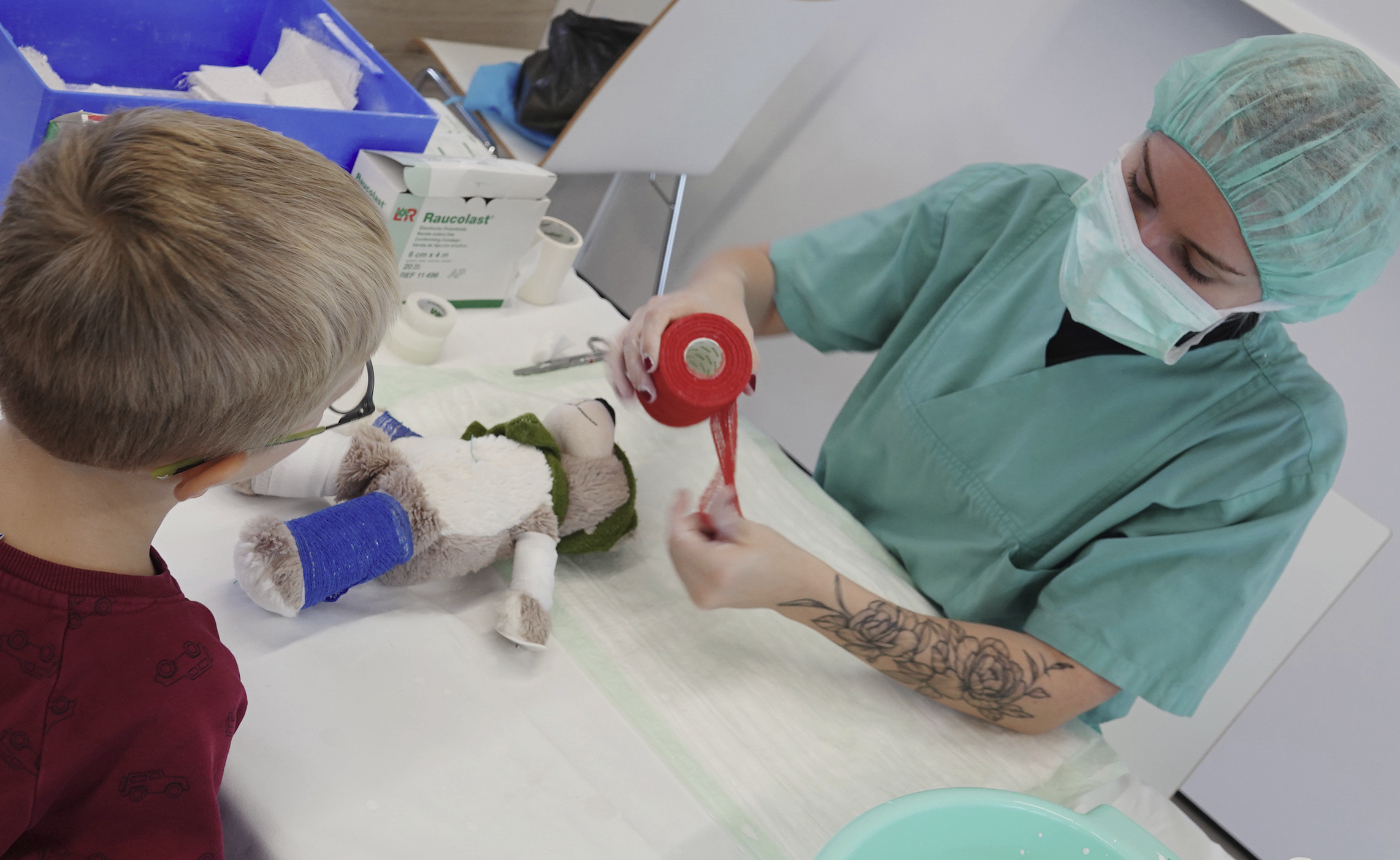 Teddybaer wird verarztet