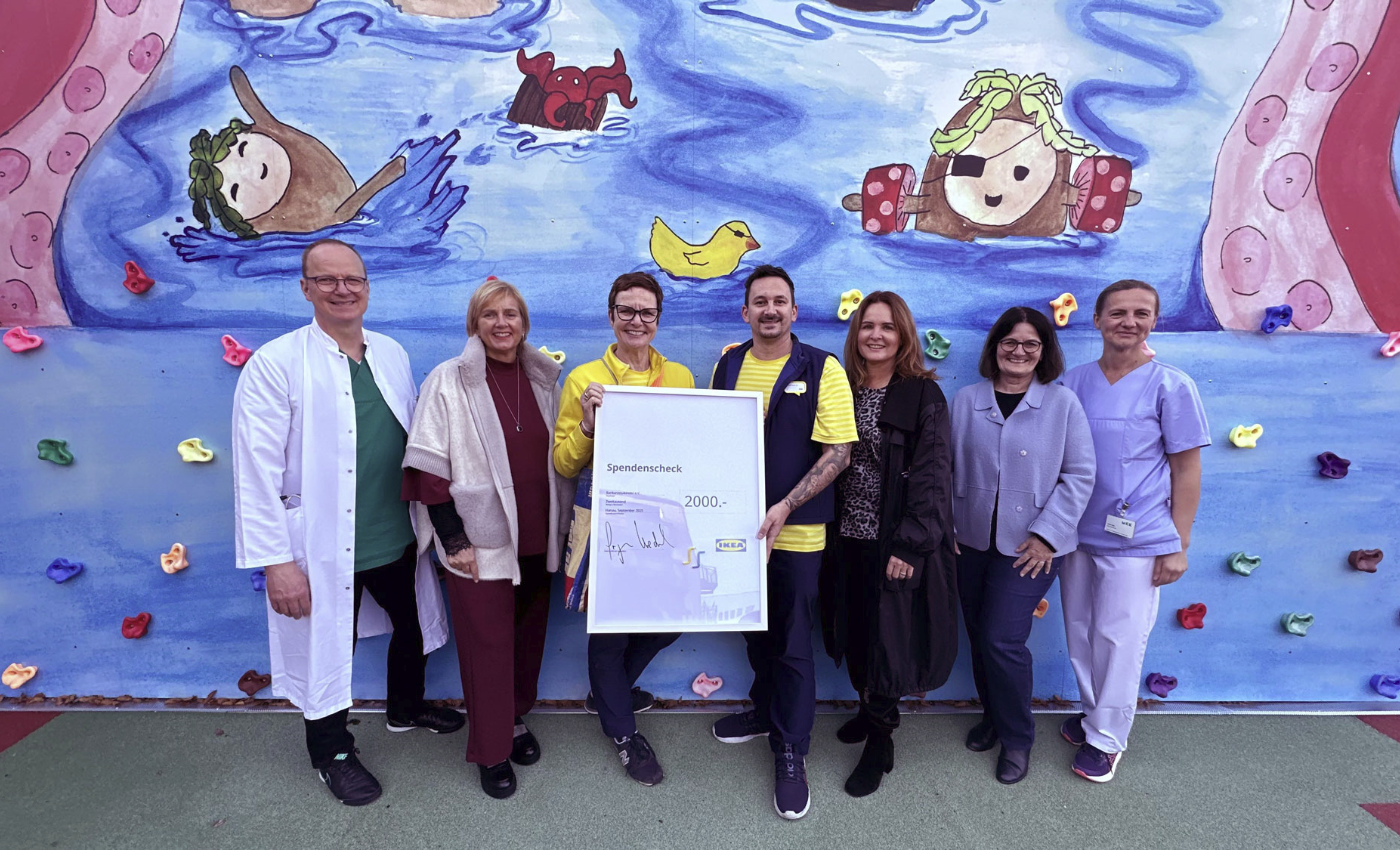 Spendenuebergabe Ikea