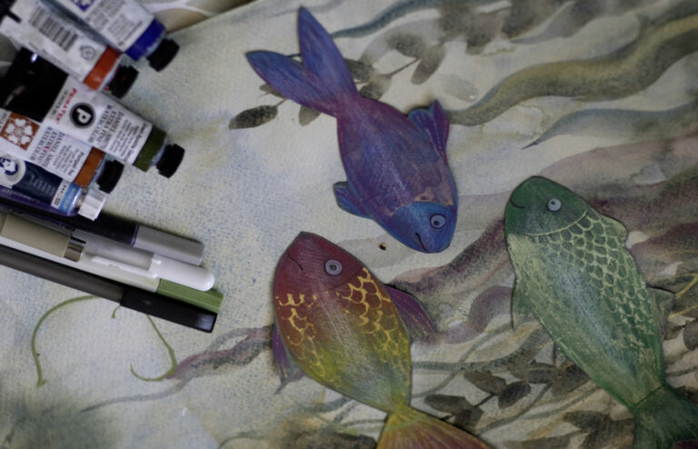 Gemalte Fische und Farbentuben