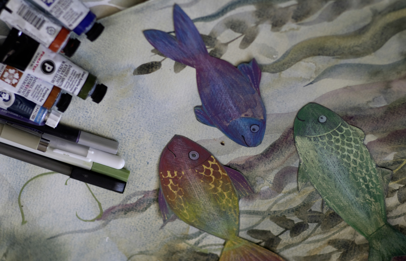 Gemalte Fische und Farbentuben