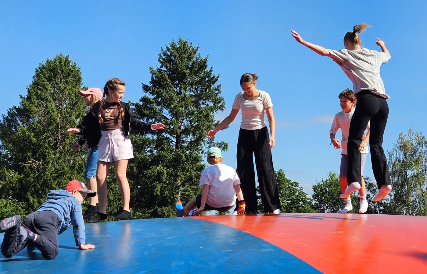 Kinder auf dem Trampolin