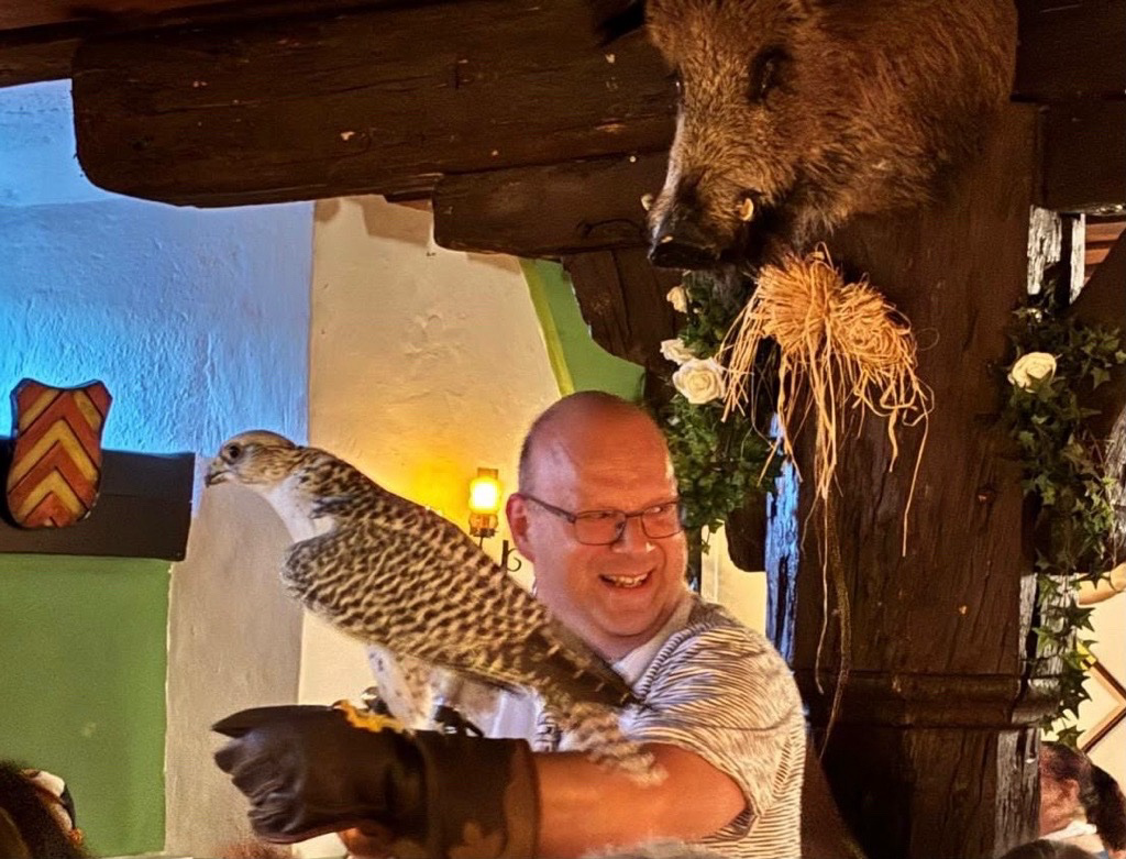 Herr Fuchs mit Falke